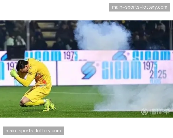 官方：因球迷向场内投掷杂物，那不勒斯主场竞赛中断十分钟