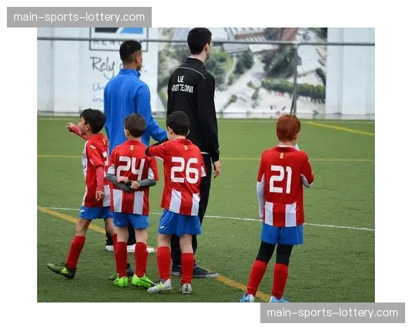 “校园英超”计划扩展至千所学校,旨在提升基层教练水平和设施 “校园英超”计划扩展至千所学校,旨在提升基层教练水平和设施