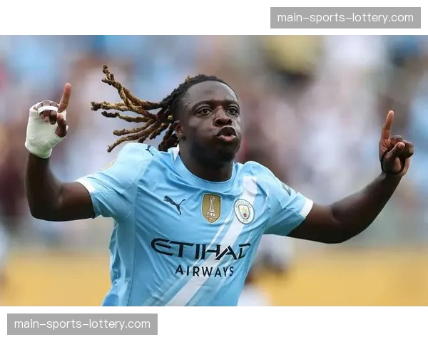 “足球与城市”展览在伦敦开幕,展出曼城、皇马等队百年来队徽与球衣设计变迁 “足球与城市”展览在伦敦开幕,展出曼城、皇马等队百年来队徽与球衣设计变迁